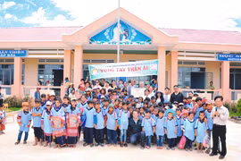 Tặng quà cho học sinh dân tộc thiểu số thị xã An Khê