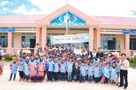Tặng quà cho học sinh dân tộc thiểu số thị xã An Khê