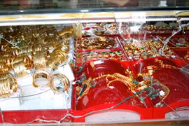 Trộm khoét mái hiên tiệm vàng, trộm hơn 1,5 tỷ đồng