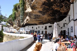 Những ngôi làng và thị trấn kỳ lạ trên thế giới