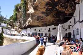 Những ngôi làng và thị trấn kỳ lạ trên thế giới