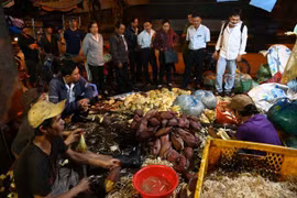 Hãi hùng "tắm trắng" bắp chuối bằng hóa chất: Chính quyền địa phương ở đâu?