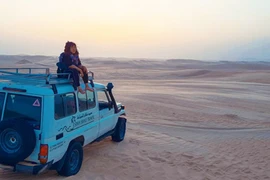 Cô gái Việt như sống trong ảo ảnh giữa sa mạc Sahara