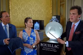 Cổ vật hiếm của Càn Long được bán với giá kỷ lục 133 tỷ đồng