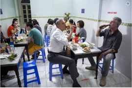 Ông Obama nhắc nhớ kỉ niệm ăn bún chả Hà Nội với đầu bếp Bourdain