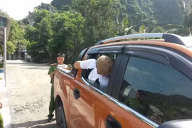 Đập kính ôtô trộm điện thoại Vertu, thẻ ngân hàng đi mua vàng