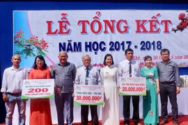 Trao hàng trăm triệu đồng học bổng cho học sinh nghèo