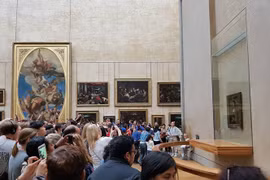 Chen nhau chụp ảnh nàng Mona Lisa