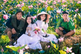 Mùa sen 'đốn tim' người trẻ
