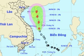 Dự báo thời tiết 4-6: Áp thấp chạy dọc miền Trung, mưa như trút