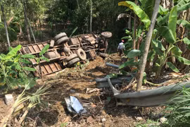 2 ô tô tông nhau rồi cùng lao xuống vực