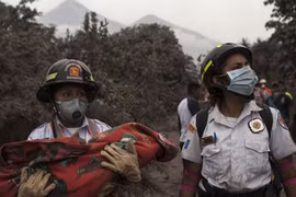 Núi lửa phun trào chôn vùi hàng chục gia đình tại Guatemala