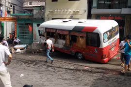 Xe khách mất phanh lao dốc ở Cát Bà, 10 người bị thương