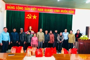 Những hội viên nông dân nghèo ở thị trấn Ia Kha(huyện Ia Grai, tỉnh Gia Lai) nhận quà Tết do các hộ sản xuất kinh doanh giỏi trao tặng. * Ảnh: Hoàng Cư