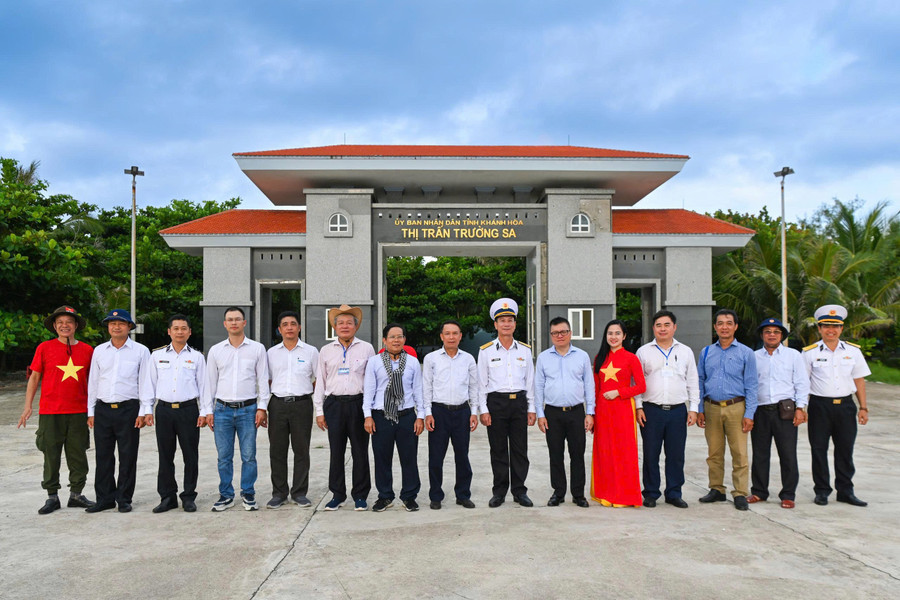 Lãnh đạo đoàn công tác chụp hình lưu niệm cùng chỉ huy các đơn vị bảo vệ đảo và chính quyền địa phương thị trấn Trường Sa Lãnh đạo đoàn công tác chụp hình lưu niệm cùng chỉ huy các đơn vị bảo vệ đảo và chính quyền địa phương thị trấn Trường Sa