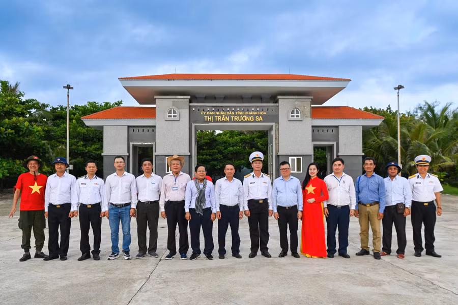 Lãnh đạo đoàn công tác chụp hình lưu niệm cùng chỉ huy các đơn vị bảo vệ đảo và chính quyền địa phương thị trấn Trường Sa