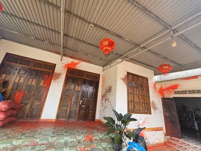 Nhóm côn đồ tạt sơn vào nhà ông N.D.N.