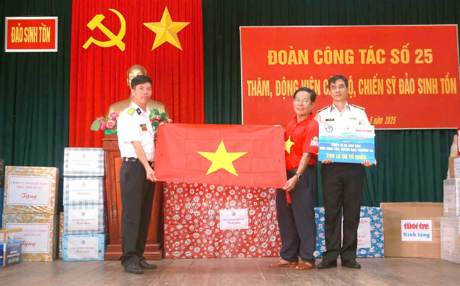 Tại các điểm đảo và nhà giàn Đoàn công tác đến trên vùng biển Trường Sa, nhà báo Tô Đình Tuân, Tổng Biên tập Báo Người Lao Động trao cờ Tổ quốc từ chương trình "Tự hào cờ Tổ quốc" đến các chiến sĩ và ngư dân Tại các điểm đảo và nhà giàn Đoàn công tác đến trên vùng biển Trường Sa, nhà báo Tô Đình Tuân, Tổng Biên tập Báo Người Lao Động trao cờ Tổ quốc từ chương trình "Tự hào cờ Tổ quốc" đến các chiến sĩ và ngư dân