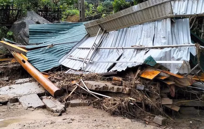 Mưa lũ khiến một nhà dân ở Nghệ An bị đổ sập. Ảnh: MXH