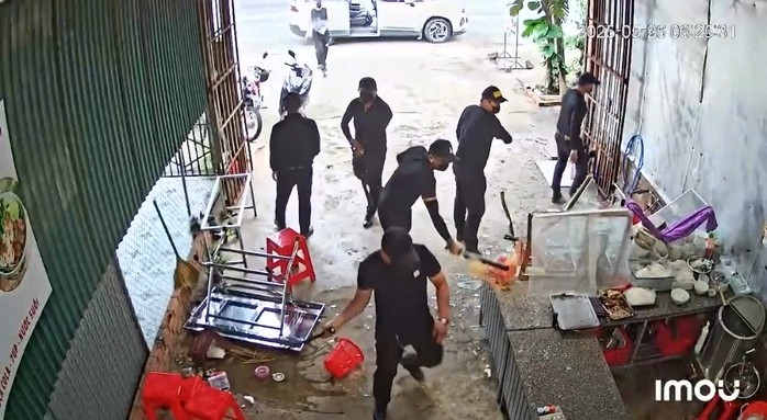 Nhóm côn đồ mặc toàn đồ đen đập phá quán phở gây hoang mang dư luận Nhóm côn đồ mặc toàn đồ đen đập phá quán phở gây hoang mang dư luận