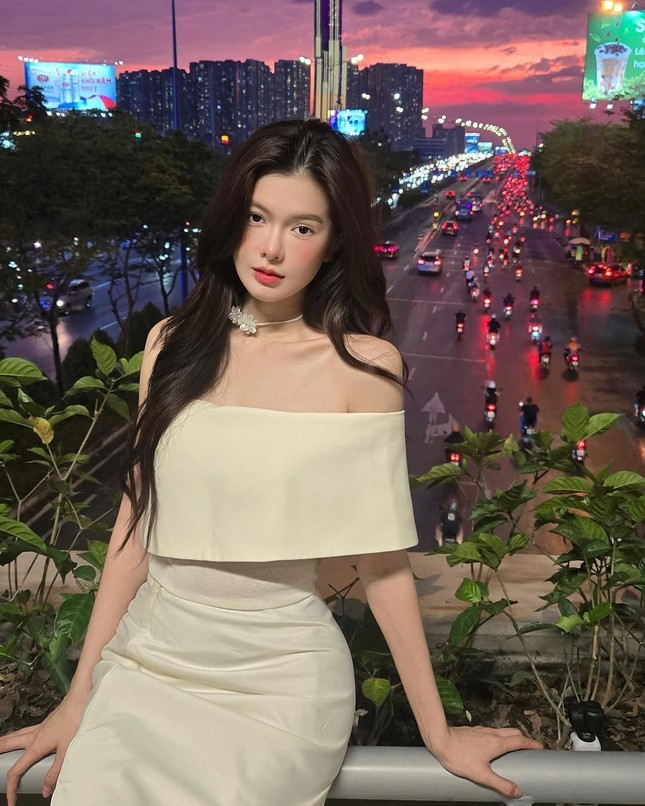 Sở hữu ngoại hình sáng, vóc dáng thanh mảnh, Yên Đan tiếp tục gây chú ý khi tham gia một số dự án phim của VFC. Cô từng vào vai Như xấu tính, đỏng đảnh - bạn cùng phòng của nhân vật Pu trong bộ phim gây chú ý thời gian qua “Đi giữa trời rực rỡ”. 7a.jpg