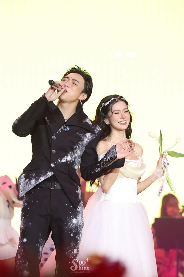 Cô nhận về "cơn mưa" lời khen của cộng đồng mạng, nhiều netizen bình luận Yên Đan toát lên thần thái, khí chất đậm chất công chúa và trình diễn vô cùng cuốn hút trên sân khấu. 2a.jpg