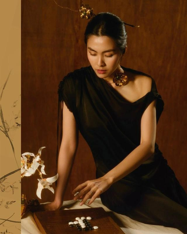 Từ những phần nhựa tưởng chừng vô dụng như thân và đáy chai đến các nắp chai, ống hút được Dzung Yoko thu gom và biến chúng thành những món phụ kiện thời trang lạ mắt, hiện đại, nghệ thuật. ẢNH: DZUNG YOKO Từ những phần nhựa tưởng chừng vô dụng như thân và đáy chai đến các nắp chai, ống hút được Dzung Yoko thu gom và biến chúng thành những món phụ kiện thời trang lạ mắt, hiện đại, nghệ thuật. ẢNH: DZUNG YOKO