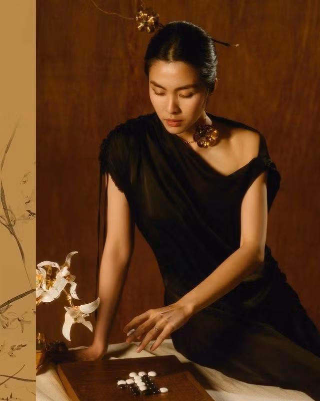 Từ những phần nhựa tưởng chừng vô dụng như thân và đáy chai đến các nắp chai, ống hút được Dzung Yoko thu gom và biến chúng thành những món phụ kiện thời trang lạ mắt, hiện đại, nghệ thuật. ẢNH: DZUNG YOKO