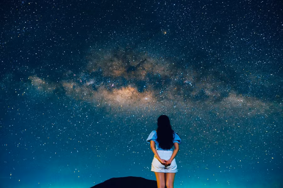 Dải ngân hà là một thiên hà xoắn ốc chứa hệ mặt trời của chúng ta, với hàng tỉ ngôi sao, hành tinh. Từ trái đất, dải ngân hà trông như một dải sáng trắng mờ vắt ngang bầu trời đêm. ẢNH: DIỄN PHI