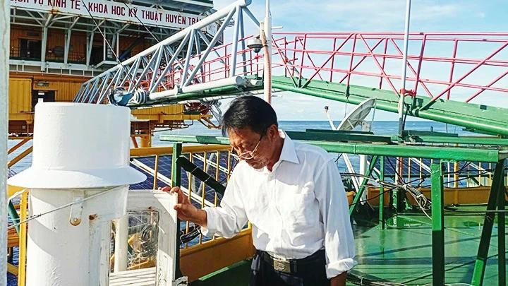 Anh Phan Thành Thật, quan trắc viên khí tượng Trạm Khí tượng thủy văn DK1/7, đang kiểm tra thiết bị đo khí tượng thủy văn. bat-mach-thoi-tiet-tren-bien.jpg
