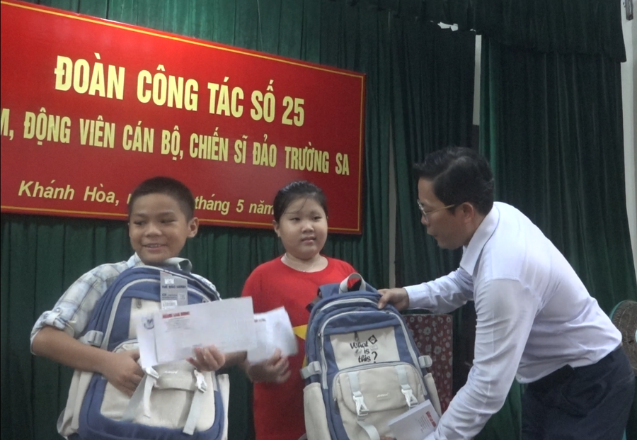 Tại các Đảo Sinh Tồn, Đảo Đá Tây A, Đảo Trường Sa Lớn, nhà báo Tô Đình Tuân, Tổng Biên tập Báo Người Lao Động đã trao gần 40 suất học bổng và các đồ dùng hỗ trợ học tập như ba lô, tập vở đến các cháu học sinh trên các điểm đảo. Tại các Đảo Sinh Tồn, Đảo Đá Tây A, Đảo Trường Sa Lớn, nhà báo Tô Đình Tuân, Tổng Biên tập Báo Người Lao Động đã trao gần 40 suất học bổng và các đồ dùng hỗ trợ học tập như ba lô, tập vở đến các cháu học sinh trên các điểm đảo.