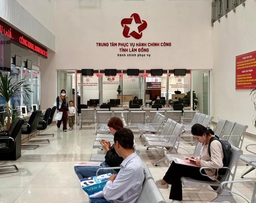 Cấp xã sẽ thực hiện việc rà soát, tinh giản biên chế đối với cán bộ, công chức cấp xã không đủ tiêu chuẩn theo quy định nhằm cơ cấu lại, nâng cao chất lượng đội ngũ. (Ảnh: PV/Vietnam+) dinh-huong-xac-dinh-bien-chedd.jpg