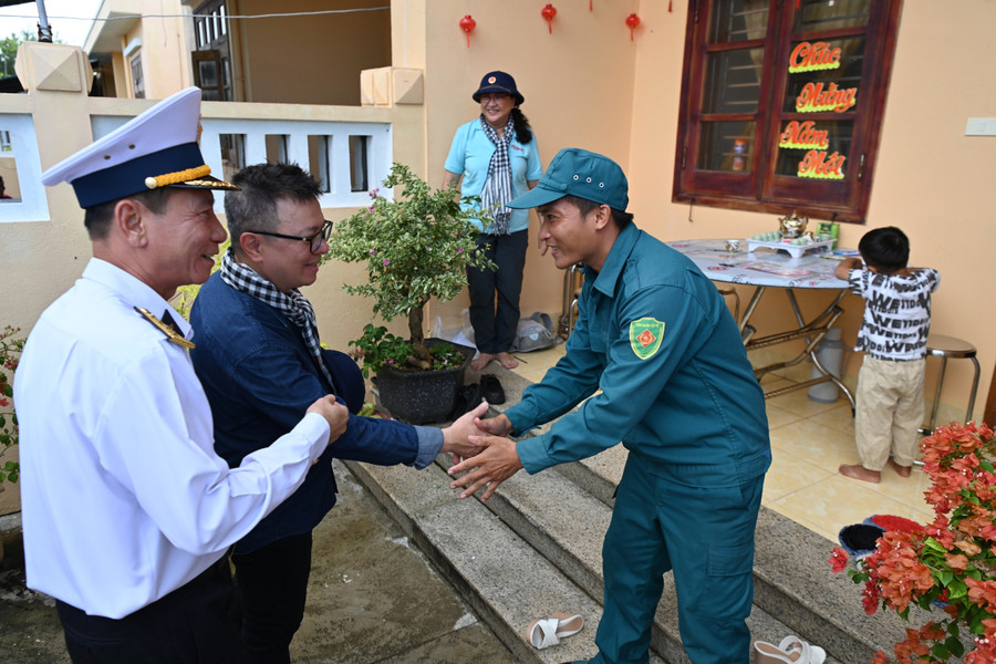 Lãnh đạo đoàn công tác thăm một gia đình ở đảo Đá Tây A Lãnh đạo đoàn công tác thăm một gia đình ở đảo Đá Tây A