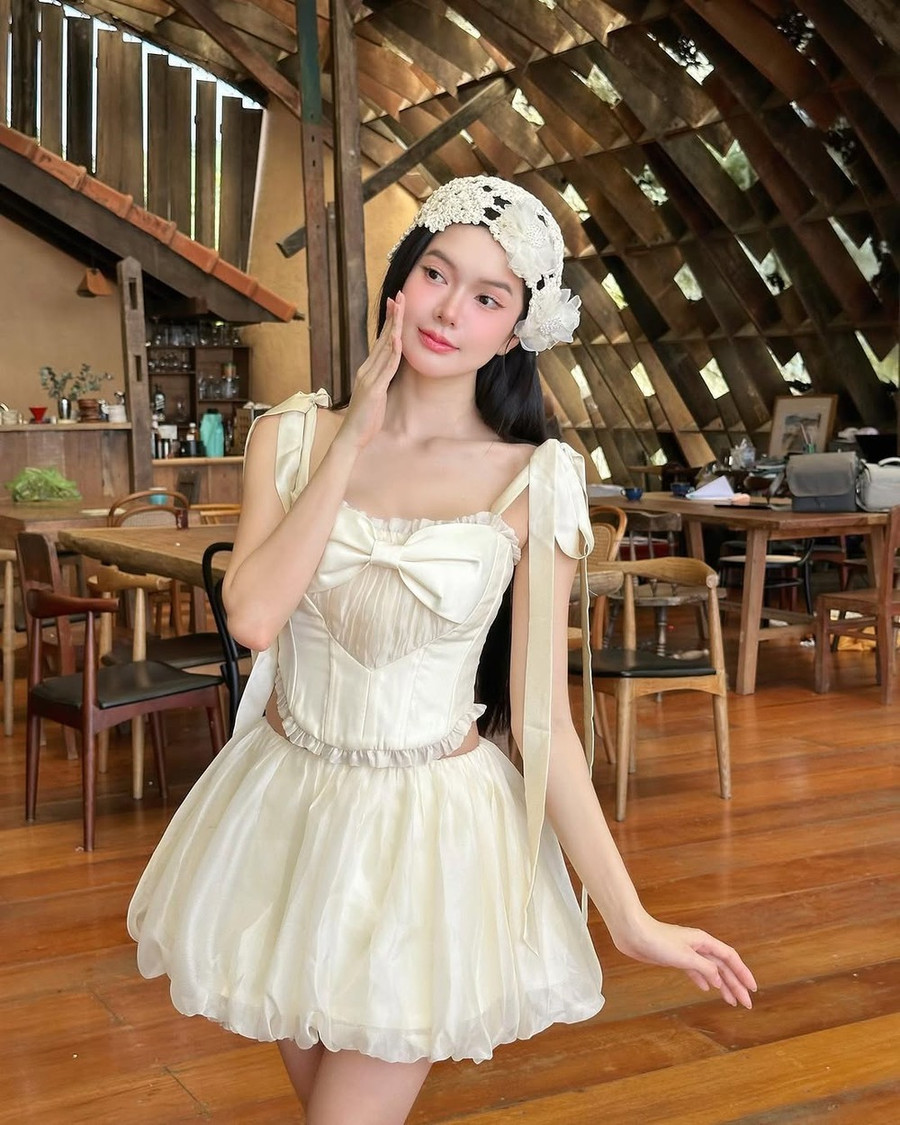 Yên Đan sở hữu 2 tấm bằng là cử nhân ngành Quan hệ Quốc tế, trường ĐH KHXH&NV - ĐHQG TP.HCM và ngành Nghệ thuật biểu diễn Múa dân gian dân tộc của trường Trung cấp Múa TP.HCM. 10a1.jpg