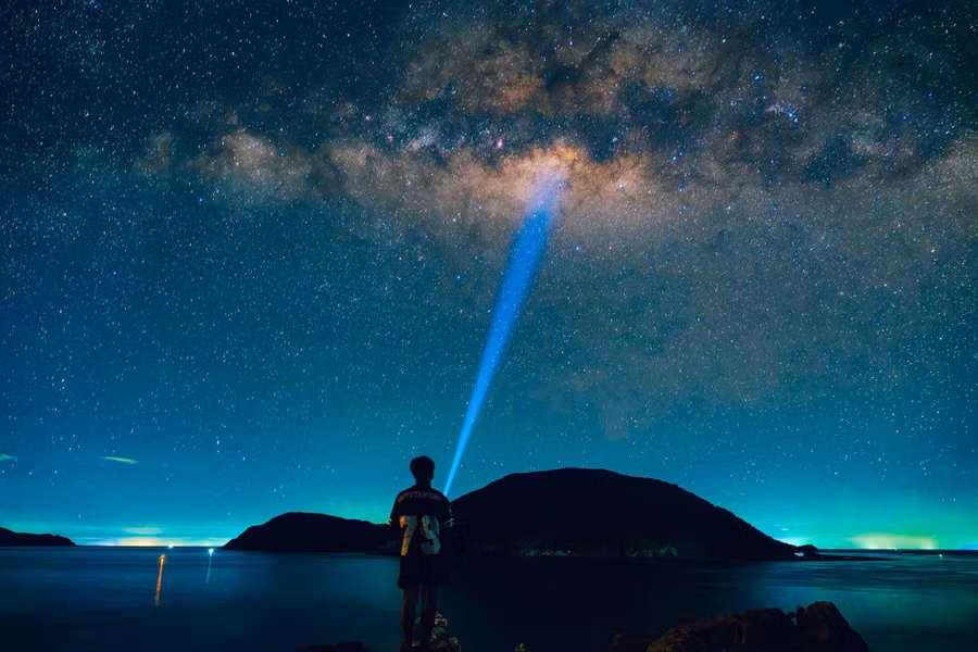 Bộ ảnh được anh Diễn Phi (28 tuổi), một người trẻ sống ở Côn Đảo thực hiện vào cuối tháng 5 này. Những bức ảnh ngay sau đó đã được lan tỏa trên nhiều nền tảng mạng xã hội trong sự ngạc nhiên của nhiều người. Có người cho biết đây là lần đầu tiên thấy dải ngân hà trên bầu trời Côn Đảo lung linh đến vậy. ẢNH: DIỄN PHI