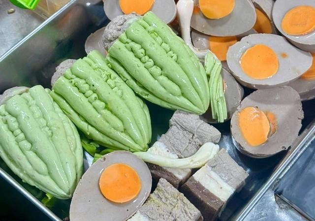 Những miếng thịt, khổ qua nhồi thịt và trứng được tạo hình trông giống như thật. ẢNH: THẢO PHƯƠNG Những miếng thịt, khổ qua nhồi thịt và trứng được tạo hình trông giống như thật. ẢNH: THẢO PHƯƠNG