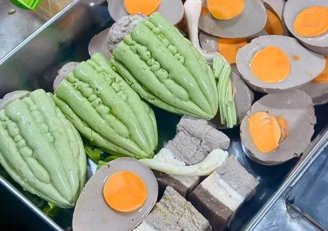 Những miếng thịt, khổ qua nhồi thịt và trứng được tạo hình trông giống như thật. ẢNH: THẢO PHƯƠNG