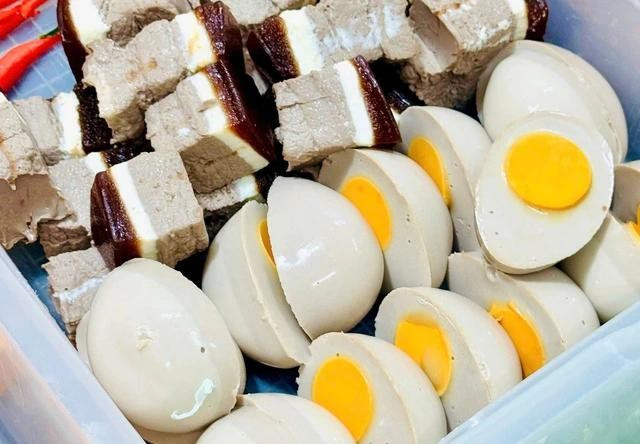 Những cục thịt heo, trứng được làm từ sữa, kem tươi, gelatin... nhưng sống động như thật. ẢNH: THẢO PHƯƠNG Những cục thịt heo, trứng được làm từ sữa, kem tươi, gelatin... nhưng sống động như thật. ẢNH: THẢO PHƯƠNG