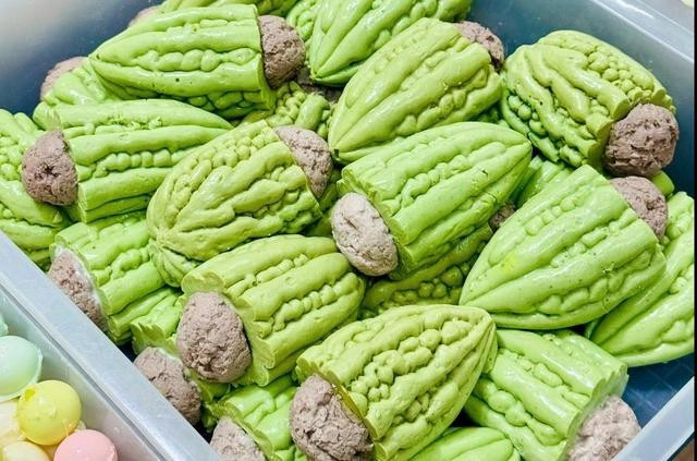 Những cục khổ qua nhồi thịt được tạo hình y như thật. ẢNH: THẢO PHƯƠNG Những cục khổ qua nhồi thịt được tạo hình y như thật. ẢNH: THẢO PHƯƠNG