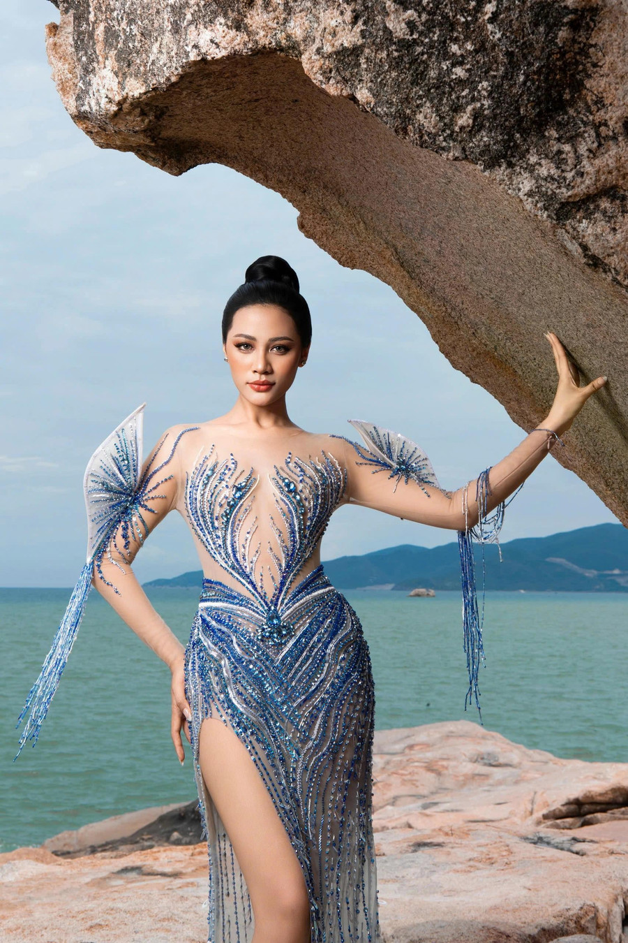 Hoa hậu Đinh Như Phương đã chọn thiết kế mang tên Breath Of The Ocean - Hơi thở từ đại dương của nhà thiết kế Tuấn Khôi. Bộ trang phục được lấy cảm hứng từ vẻ đẹp của đại dương xanh thẳm, là biểu tượng cho sự bình yên và huyền bí. Ảnh: NVCC Hoa hậu Đinh Như Phương đã chọn thiết kế mang tên Breath Of The Ocean - Hơi thở từ đại dương của nhà thiết kế Tuấn Khôi. Bộ trang phục được lấy cảm hứng từ vẻ đẹp của đại dương xanh thẳm, là biểu tượng cho sự bình yên và huyền bí. Ảnh: NVCC