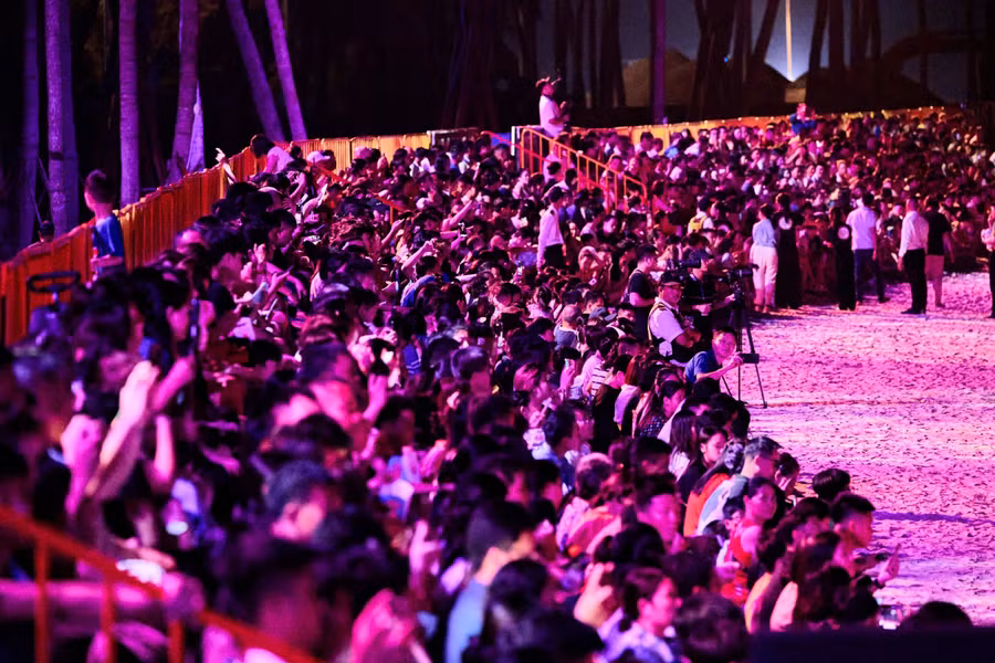 Khán đài kín chỗ ngồi trong đêm khai màn show