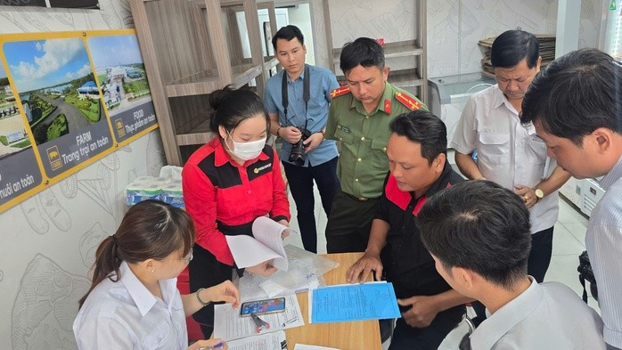 Đoàn kiểm tra liên ngành tổ chức kiểm tra cửa hàng của Công ty C.P. Việt Nam tại Sóc Trăng ngày 30-5 Đoàn kiểm tra liên ngành tổ chức kiểm tra cửa hàng của Công ty C.P. Việt Nam tại Sóc Trăng ngày 30-5