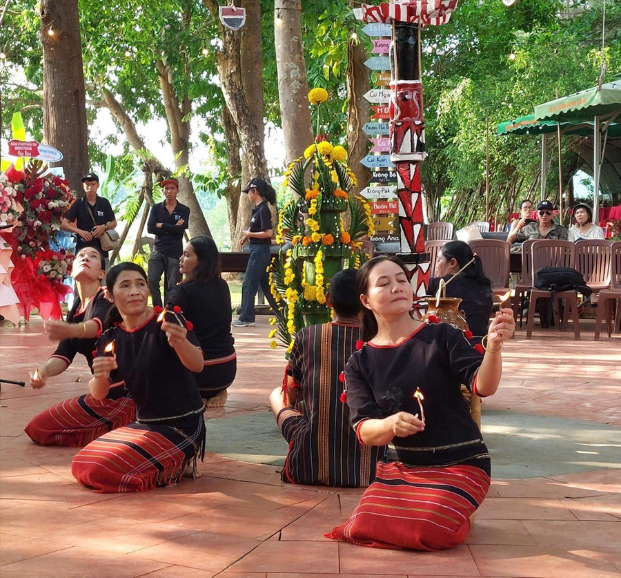 Nhiều gia đình đồng bào dân tộc M’nông vẫn duy trì lễ cúng bếp lửa. 3aa.jpg