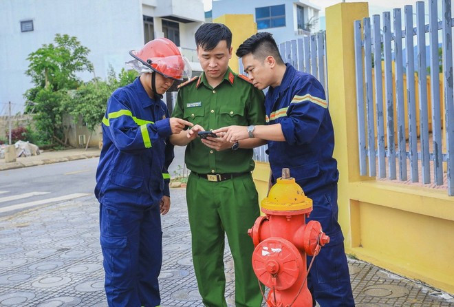 Thượng úy Nguyễn Doãn Đạt (giữa) kiểm tra các trụ nước theo định vị GPS trên ứng dụng bản đồ nguồn nước. (Ảnh: Xuân Tư/TTXVN) Thượng úy Nguyễn Doãn Đạt (giữa) kiểm tra các trụ nước theo định vị GPS trên ứng dụng bản đồ nguồn nước. (Ảnh: Xuân Tư/TTXVN)