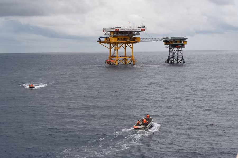 Các nhà báo vượt sóng gió đến với các chiến sĩ Nhà giàn DK 1/19
