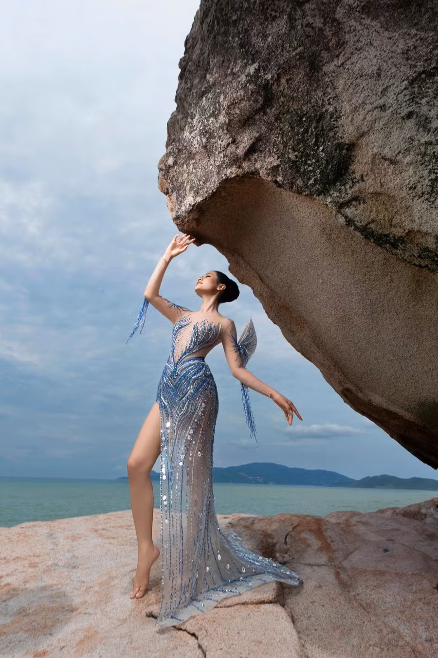 Thiết kế ôm sát kết hợp với hàng ngàn viên đá Swarovski đính trên phần thân giúp Đinh Như Phương tôn lên đường cong quyến rũ. Ảnh: NVCC