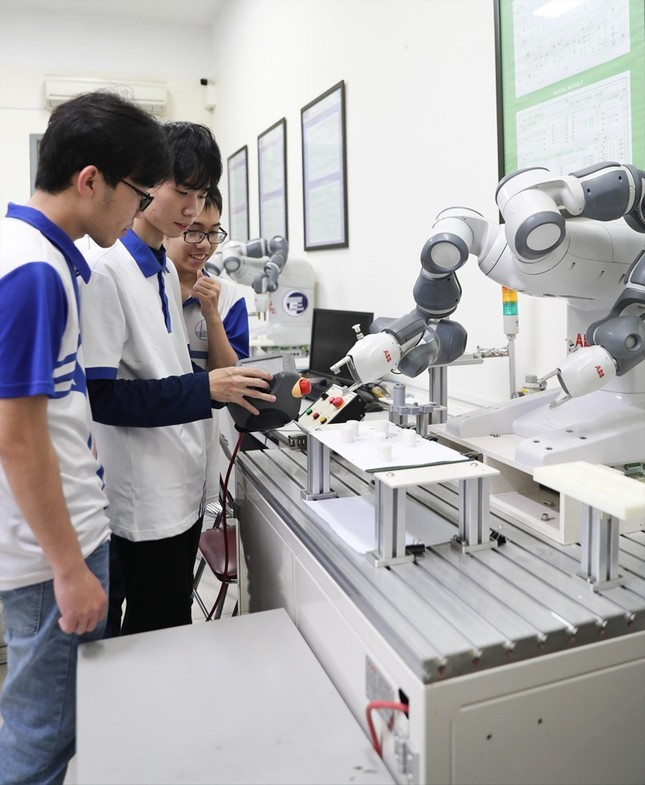 Sinh viên ngành công nghệ thực hành trong phòng thí nghiệm. Ảnh: Hoa Ban Sinh viên ngành công nghệ thực hành trong phòng thí nghiệm. Ảnh: Hoa Ban