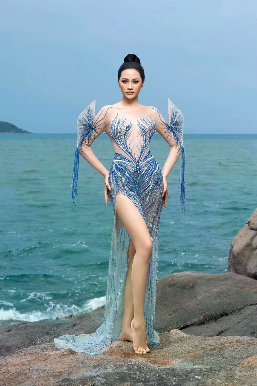 Mỹ nhân quê Quảng Bình tâm sự công việc hiện tại đang ổn định và không quá lo lắng về mặt tài chính. Cô mong rằng sớm hoàn tất luận văn thạc sĩ để trở thành giảng viên đại học như bản thân mong ước. Ảnh: NVCC