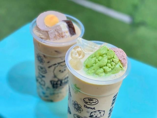 Ly trà sữa có khổ qua nhồi thịt, thịt kho và trứng đi kèm. ẢNH: THẢO PHƯƠNG Ly trà sữa có khổ qua nhồi thịt, thịt kho và trứng đi kèm. ẢNH: THẢO PHƯƠNG