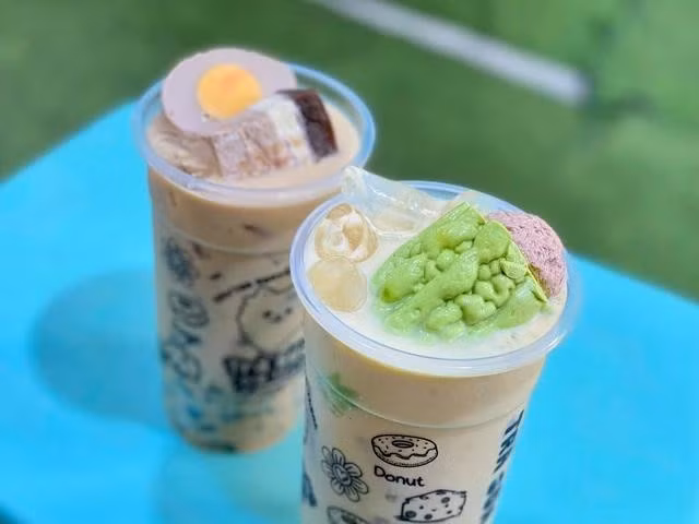 Ly trà sữa có khổ qua nhồi thịt, thịt kho và trứng đi kèm. ẢNH: THẢO PHƯƠNG